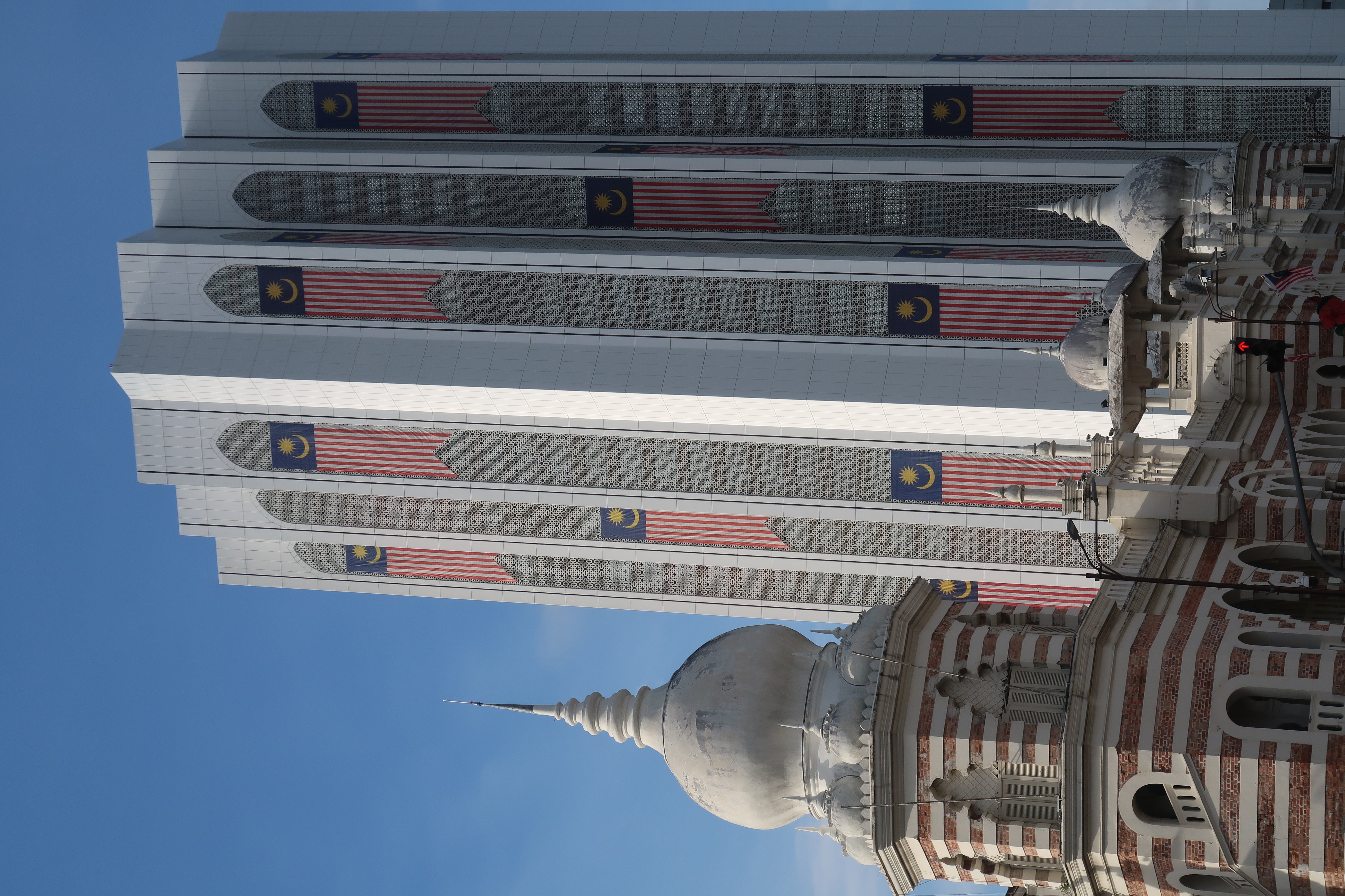 Saya pun ambil gambar bangunan ini sebab mempunyai banyak bendera, tapi saya tak tahu pun ni bangunan apa 😅