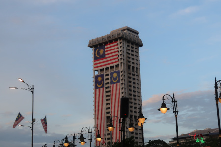 Saya ambil gambar bangunan ini sebab mempunyai banyak bendera, tapi saya tak tahu pun ni bangunan apa 😅