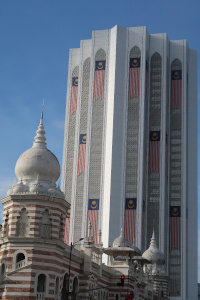 Saya pun ambil gambar bangunan ini sebab mempunyai banyak bendera, tapi saya tak tahu pun ni bangunan apa 😅